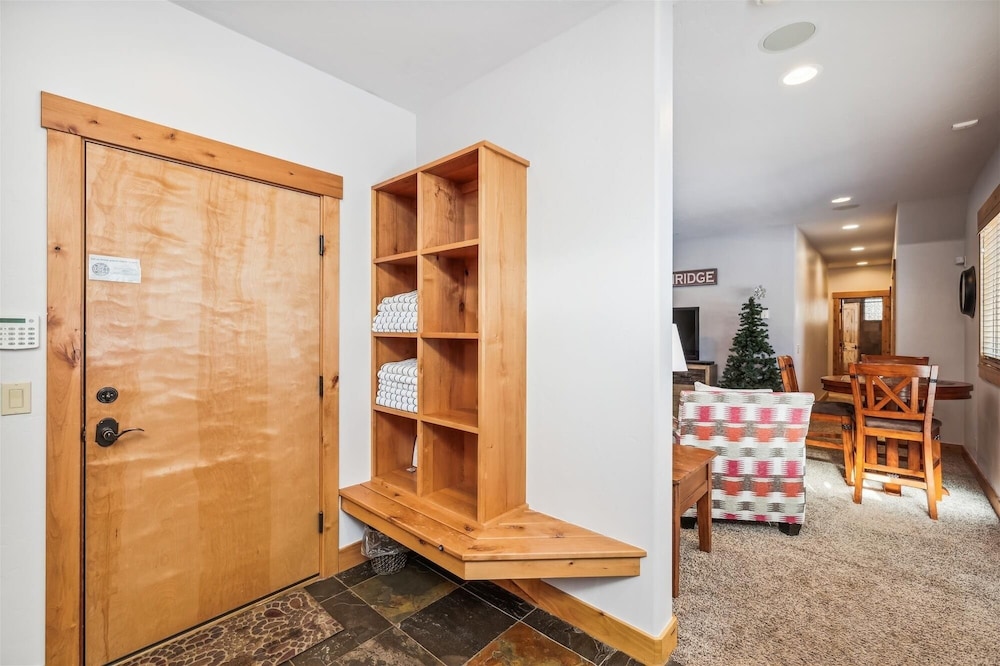 Lone Hand Lodge 4 Bedroom Home by RedAwning