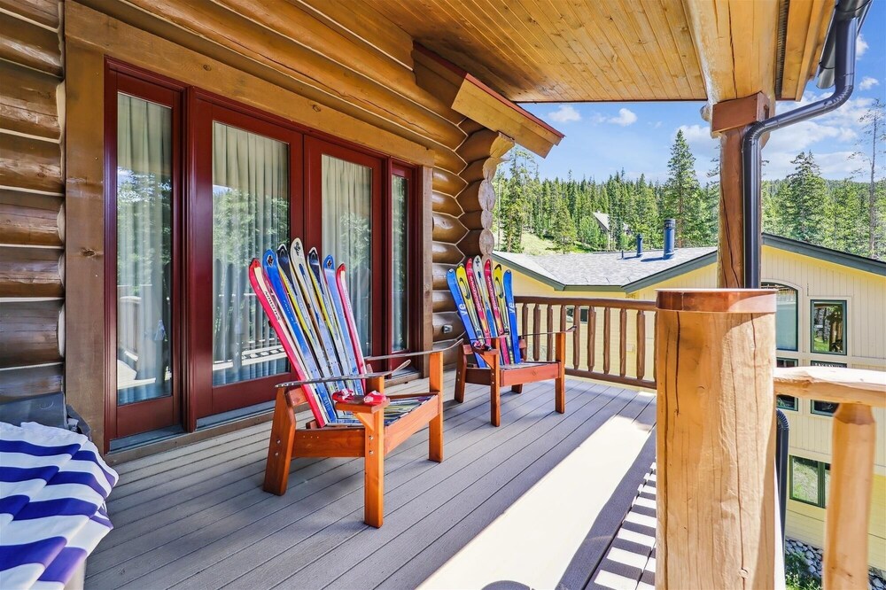 Goldenview Lodge 5 Bedroom Home by RedAwning