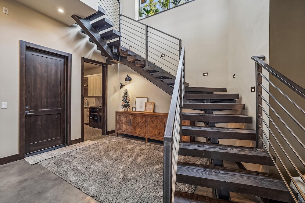 The Crowne Summit 6 Bedroom Home