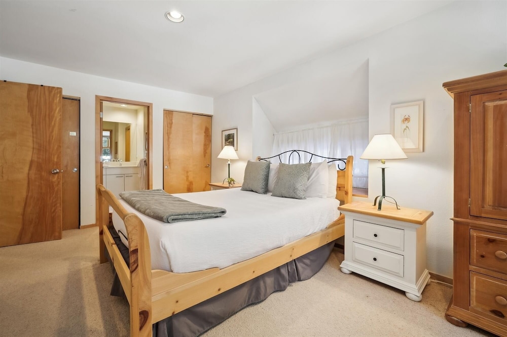 River Glen 107c 2 Bedroom Condo