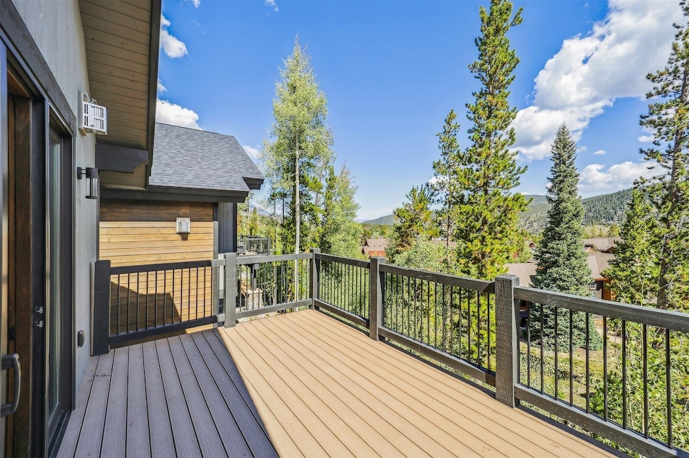 Wolverine Lookout 3 Bedroom Townhouse by RedAwning view 4