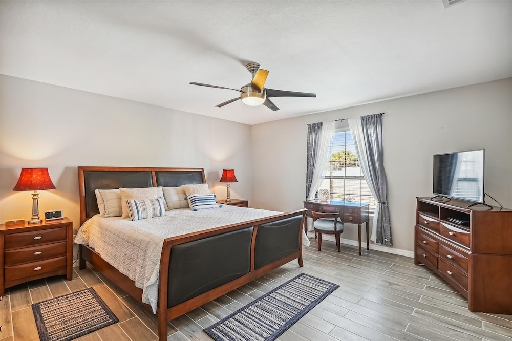 201 Cottontail Ln - Cottontail Cove 4 Bedroom Home by RedAwning view 2