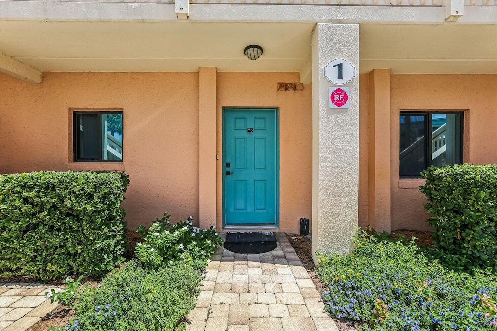 Oceanfront Luxury: 2BR Condo + Pool in St.aug