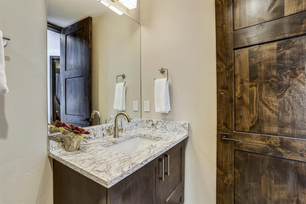 Falcon Haus 4 Bedroom Townhouse by RedAwning