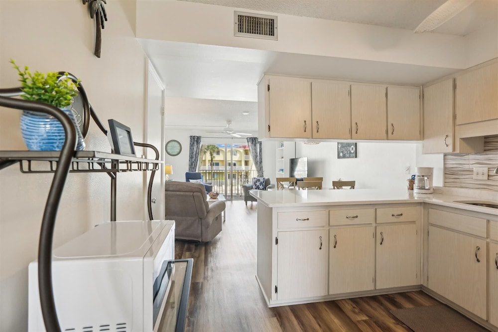 Beachfront Epic Ocean Views Sleeps 6 New Rental