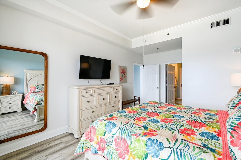 Laketown Wharf 2123 3 Bedroom Condo