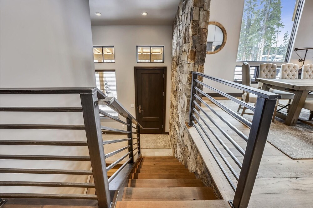Five Peaks Townhouse with Garage and Hot Tub by RedAwning view 4