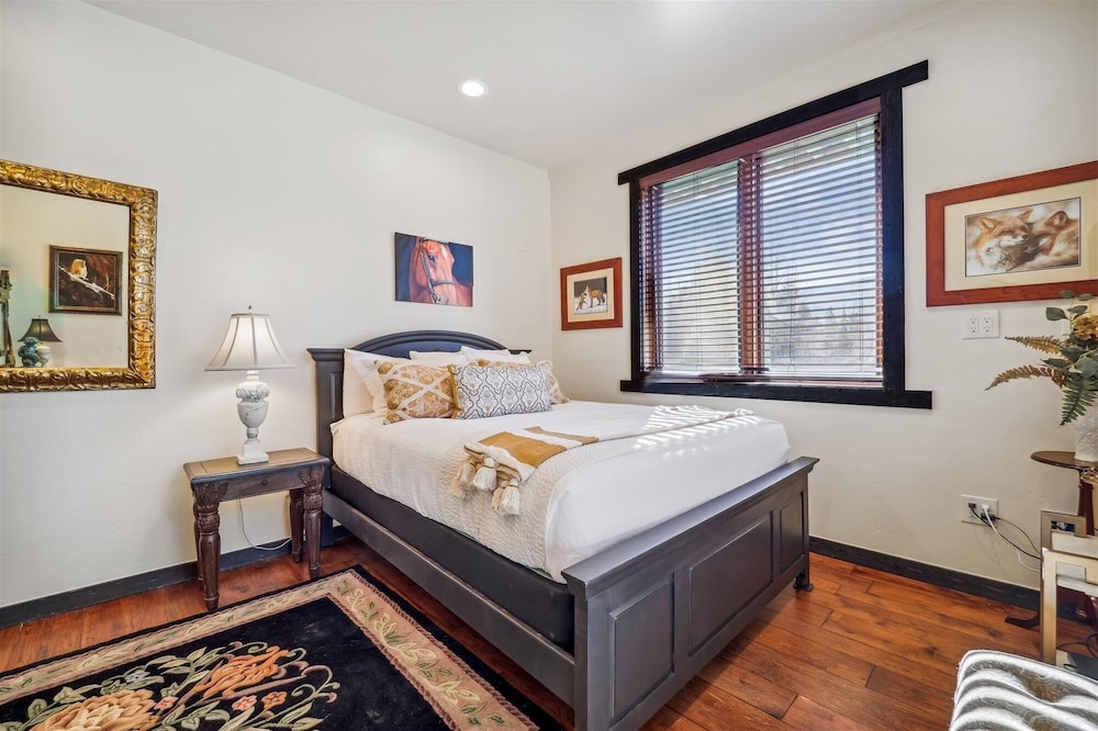 Silver Circle Lodge 4 Bedroom Home by RedAwning