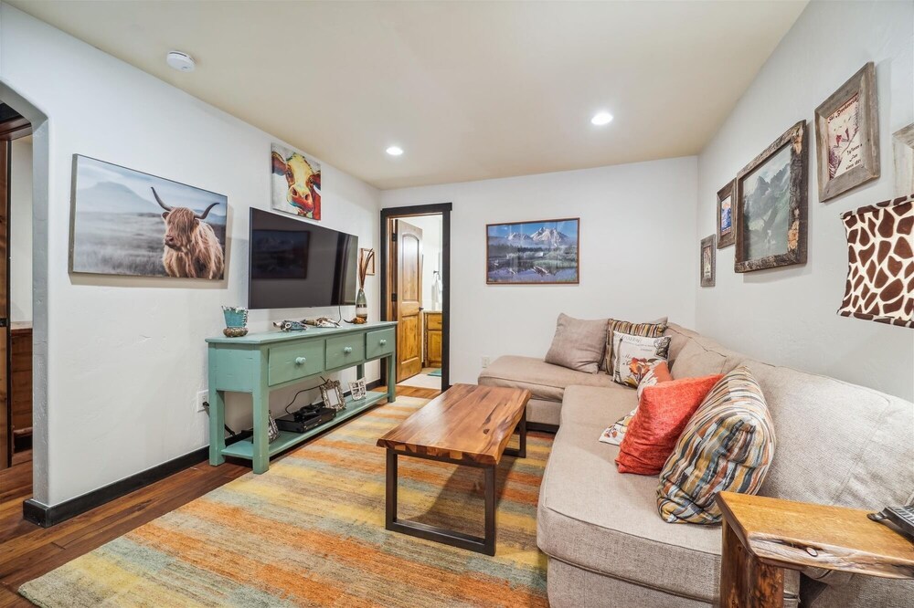 Silver Circle Lodge 4 Bedroom Home by RedAwning
