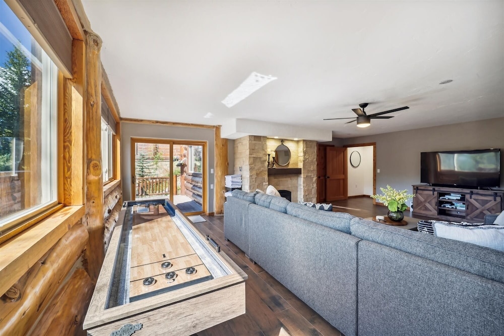 Modern Log Cabin 5 Bedroom Home by RedAwning
