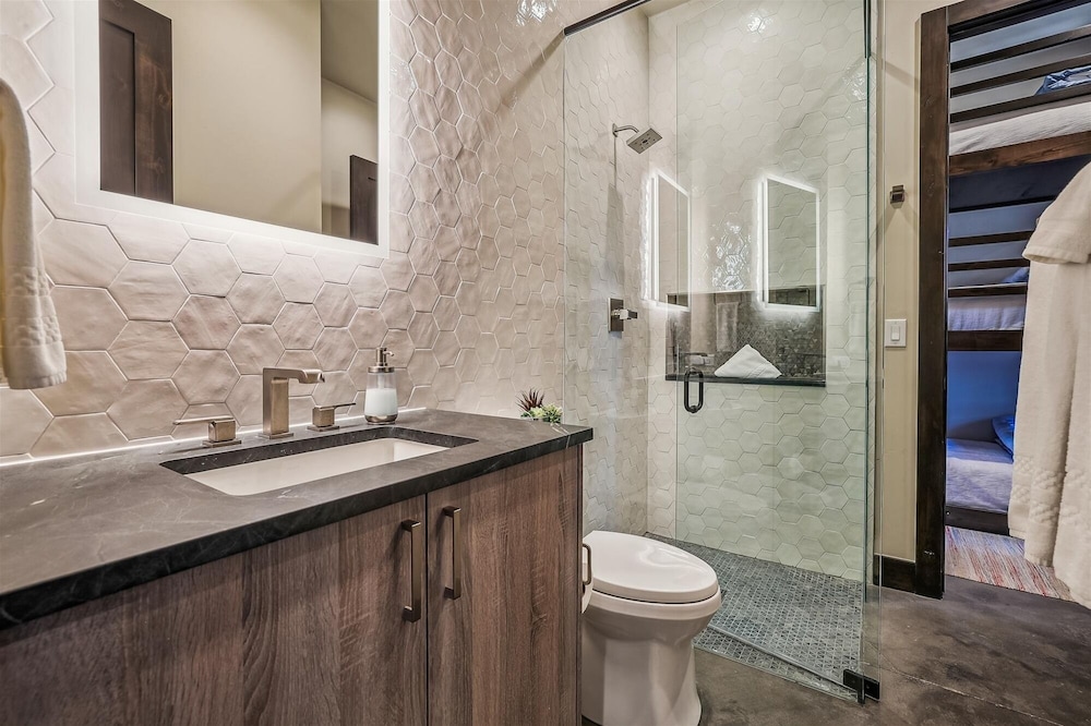 The Crowne Summit 6 Bedroom Home