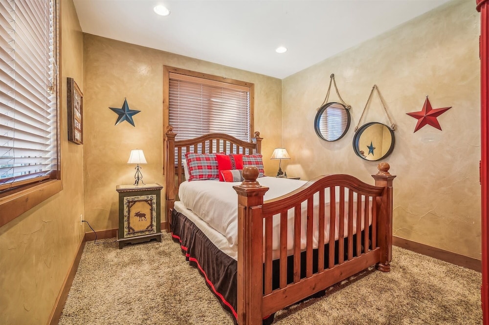 High Point Lodge 5 Bedroom Home by RedAwning