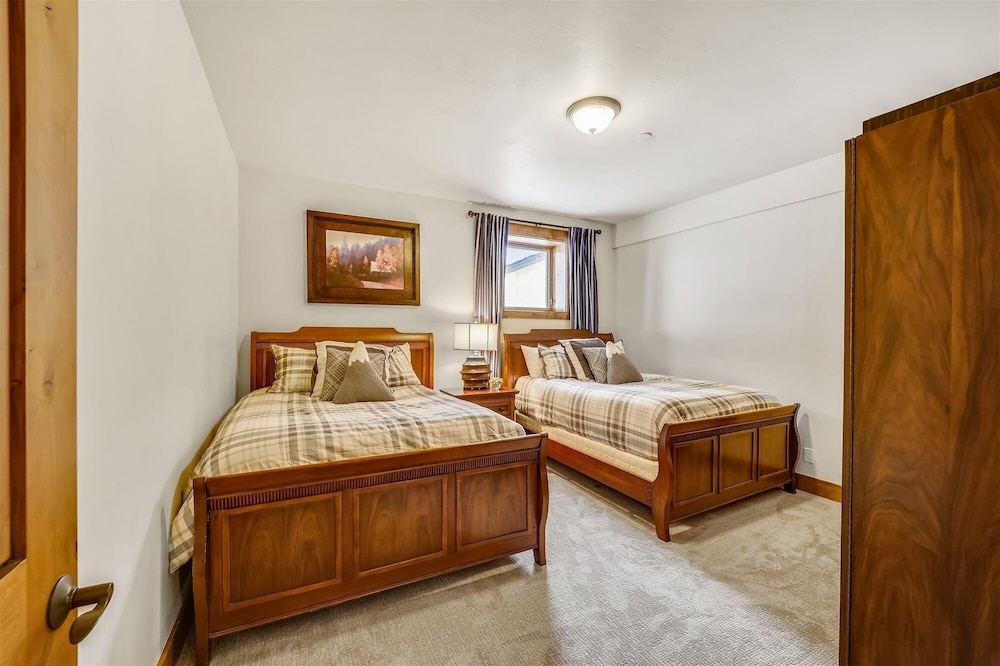 Goldenview Lodge 5 Bedroom Home by RedAwning