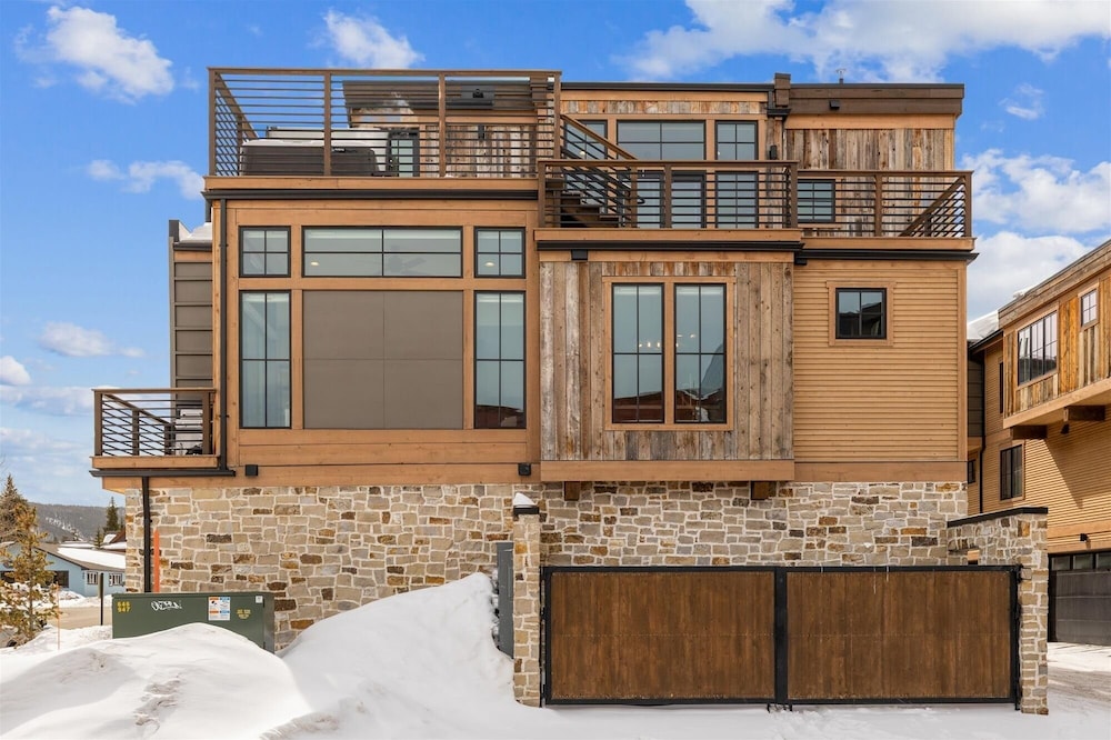 Decked Out Downtown 3 Bedroom Townhouse