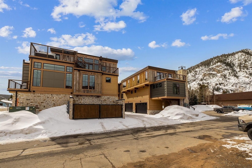 Decked Out Downtown 3 Bedroom Townhouse