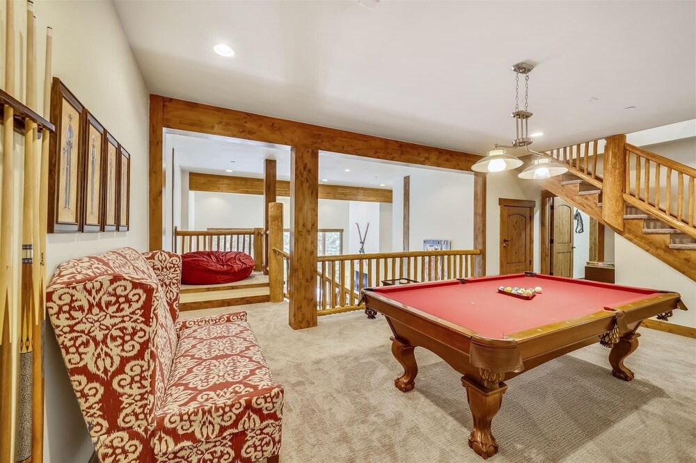 Goldenview Lodge 5 Bedroom Home by RedAwning