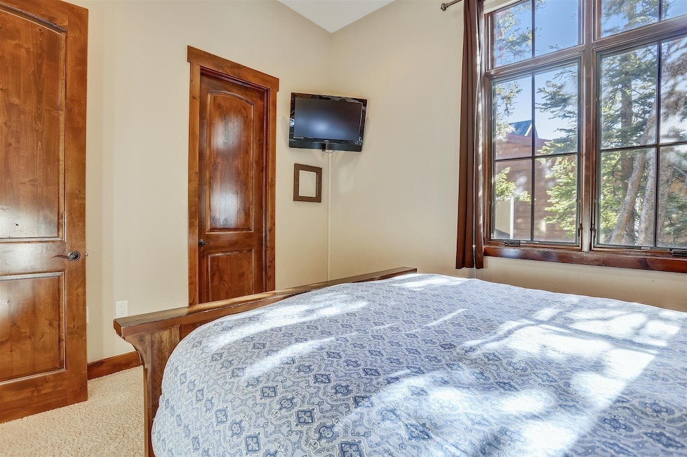 Baldy Mountain Overlook 4 Bedroom Townhouse by RedAwning