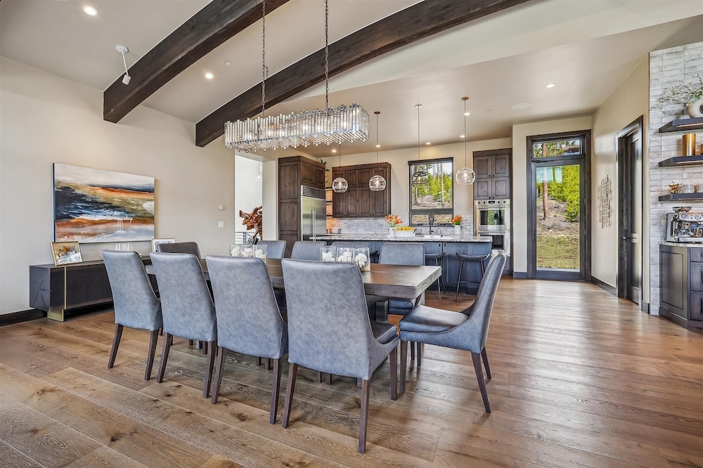The Crowne Summit 6 Bedroom Home