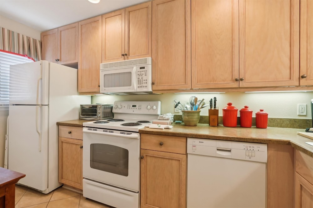 Oceanfront Splendor: Luxe Sea Haven Condo Near St. Augustine