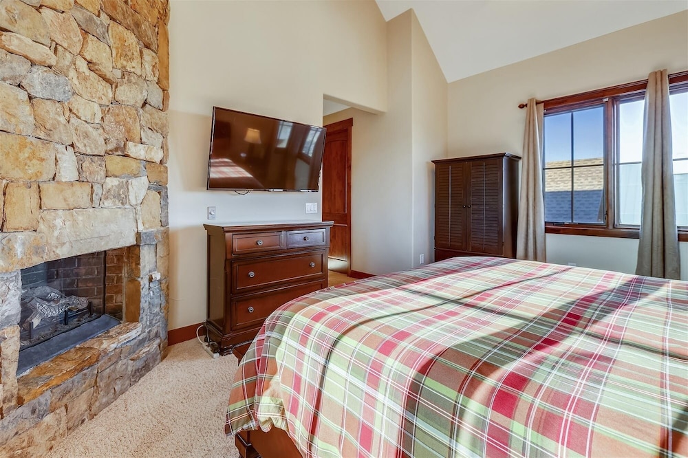 Baldy Mountain Overlook 4 Bedroom Townhouse by RedAwning