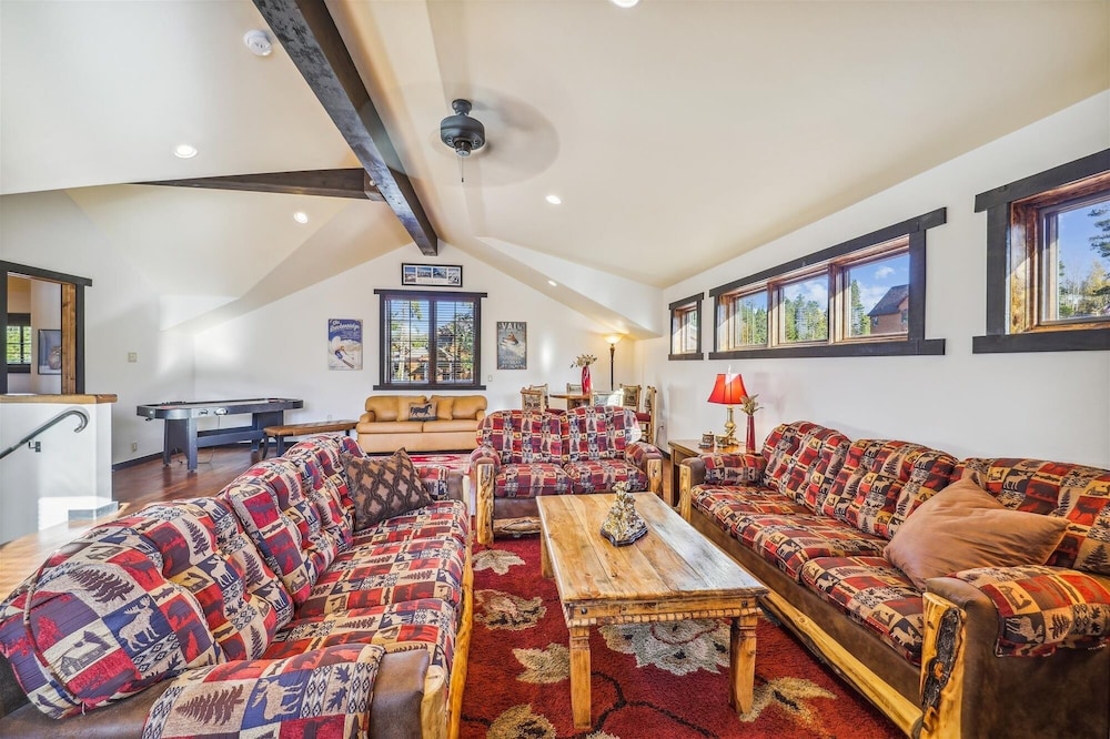 Silver Circle Lodge 4 Bedroom Home by RedAwning