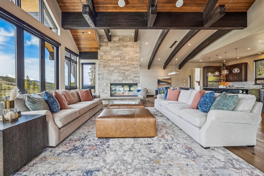 The Crowne Summit 6 Bedroom Home