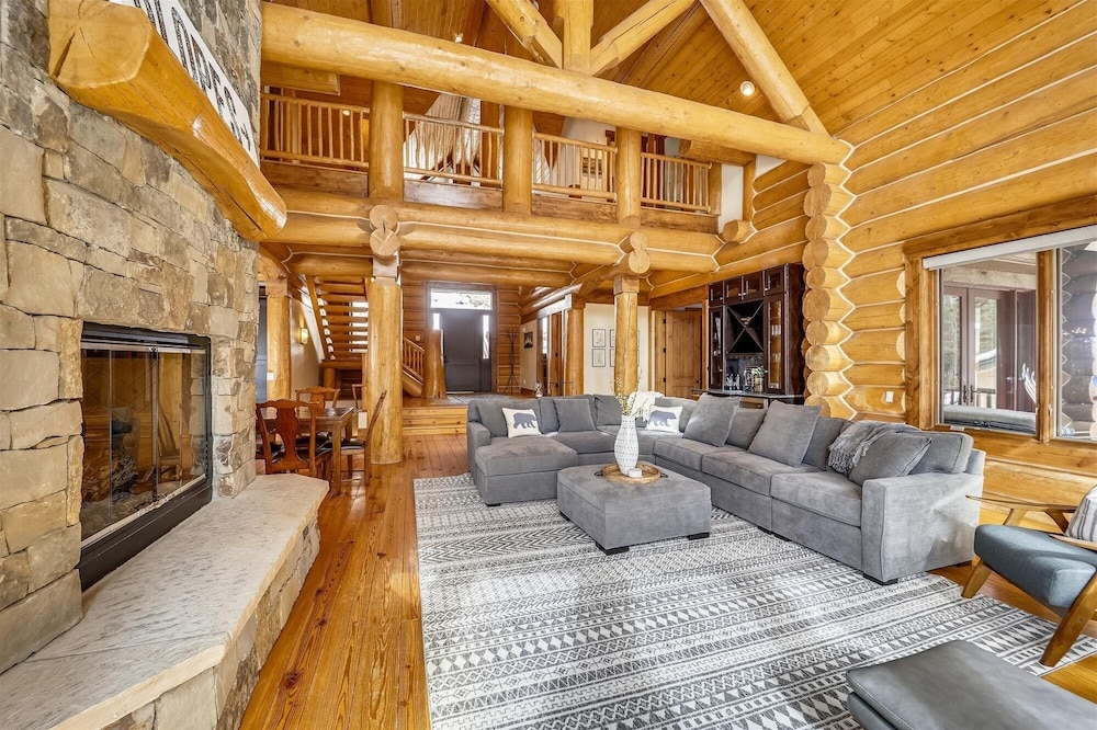 Goldenview Lodge 5 Bedroom Home by RedAwning