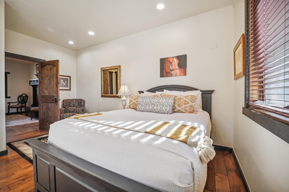 Silver Circle Lodge 4 Bedroom Home by RedAwning