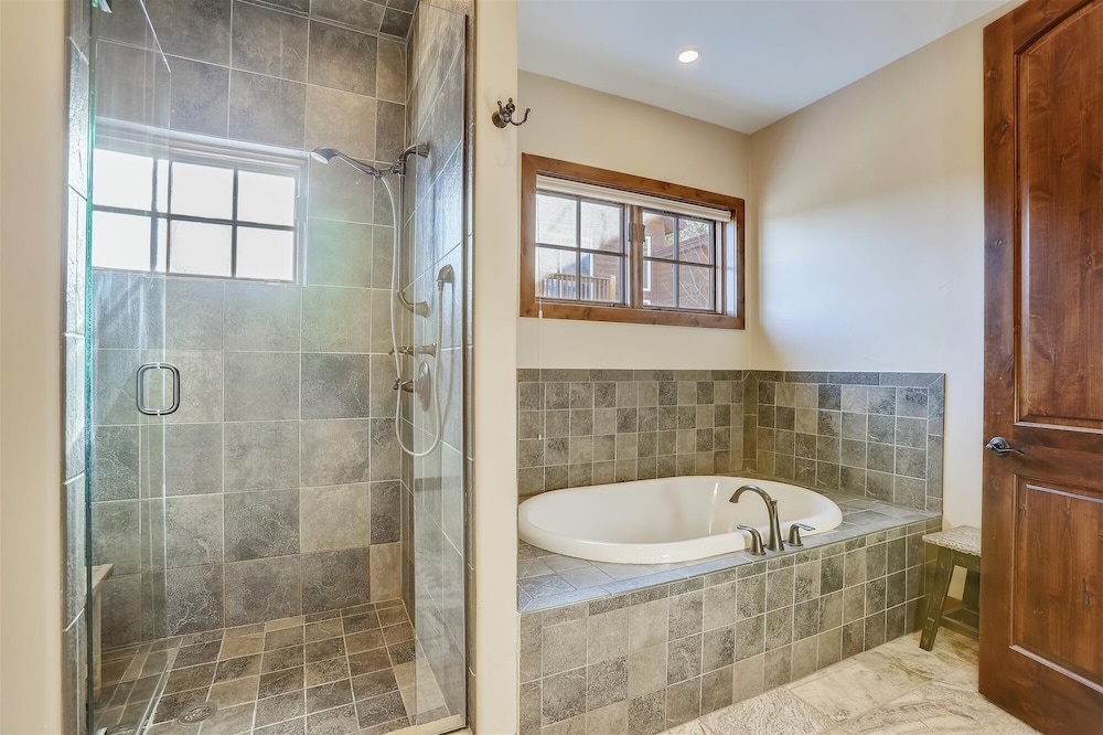 Baldy Mountain Overlook 4 Bedroom Townhouse by RedAwning