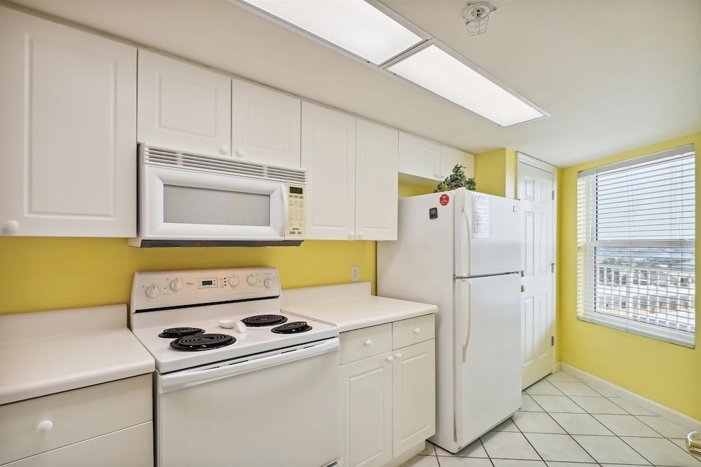 Seacrest 707 is a Gulf Front 2 BR on Okaloosa Island by RedAwning view 2