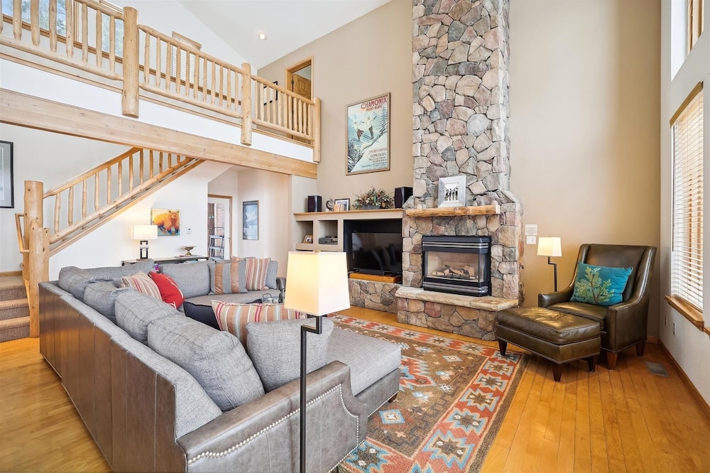 Timber Heights Lodge 3 Bedroom Home by RedAwning