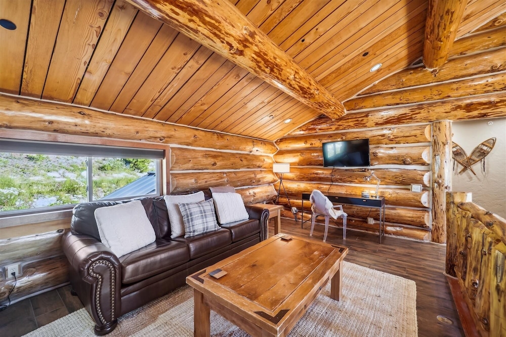 Modern Log Cabin 5 Bedroom Home by RedAwning