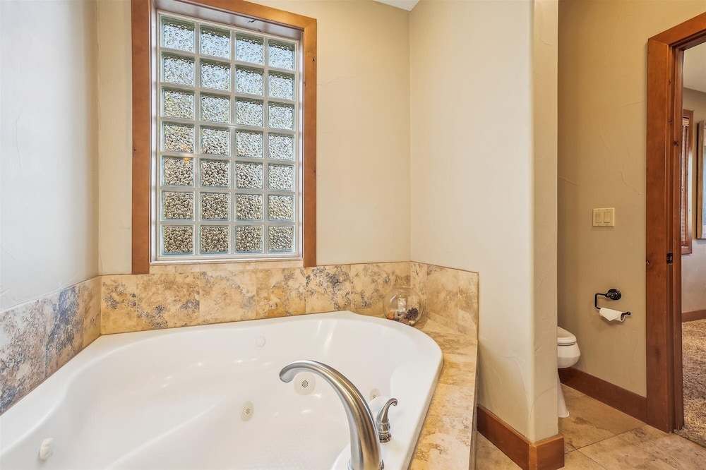 High Point Lodge 5 Bedroom Home by RedAwning