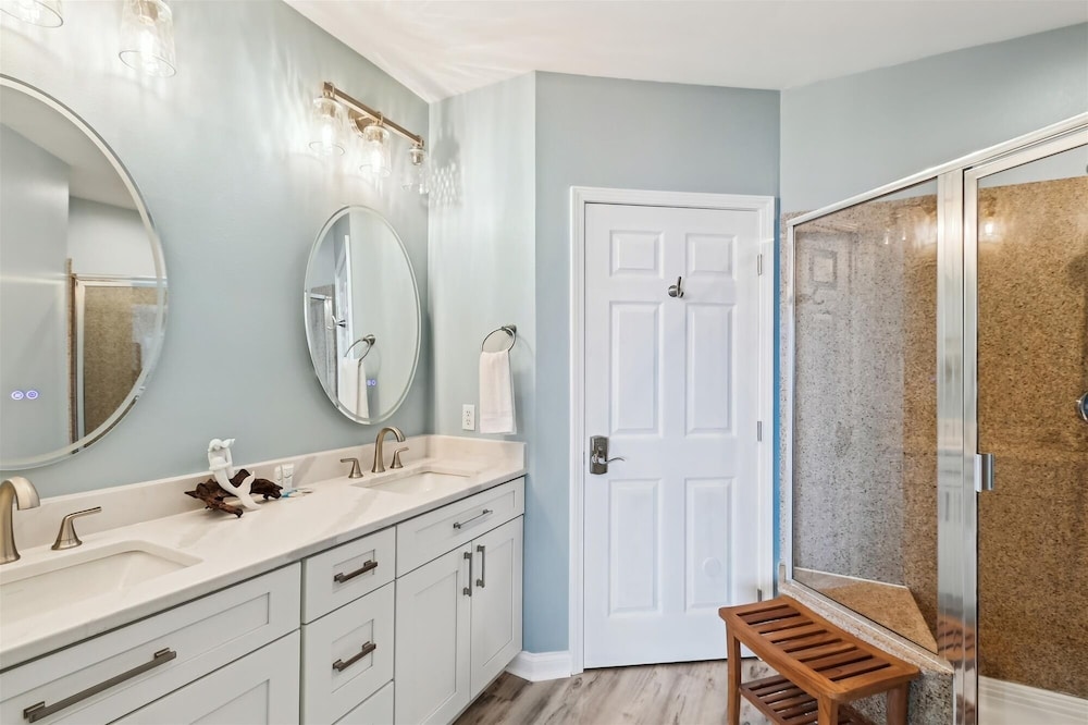 Laketown Wharf 2123 3 Bedroom Condo