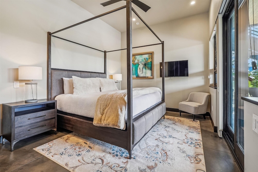 The Crowne Summit 6 Bedroom Home