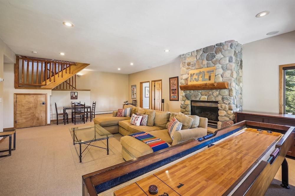 10 Southface 5 Bedroom Home by RedAwning