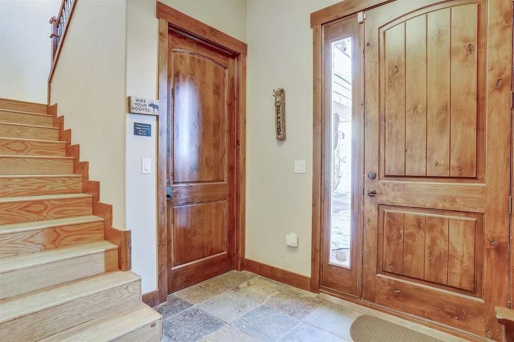 Baldy Mountain Overlook 4 Bedroom Townhouse by RedAwning