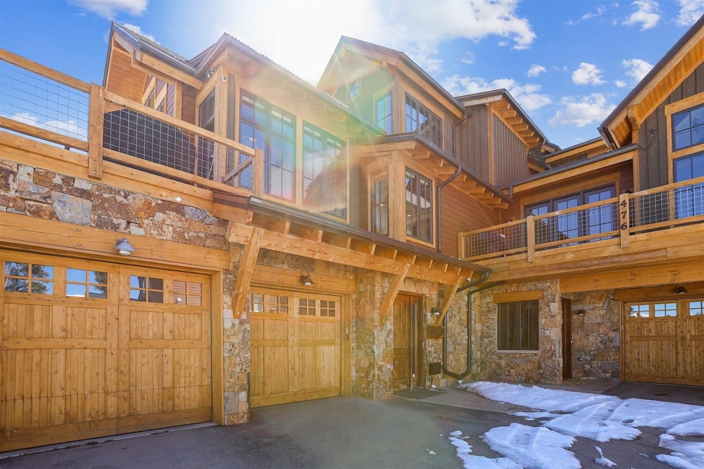 Baldy Mountain Overlook 4 Bedroom Townhouse by RedAwning
