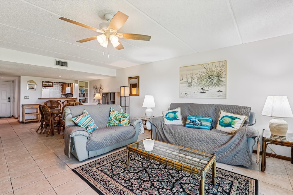 Oceanfront Luxury: 2BR Condo + Pool in St.aug