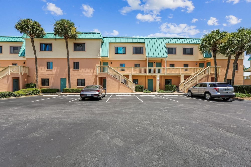 Oceanfront Luxury: 2BR Condo + Pool in St.aug