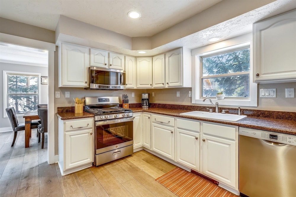 On The Rocks 4 Bedroom Home by RedAwning