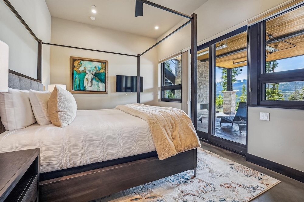 The Crowne Summit 6 Bedroom Home