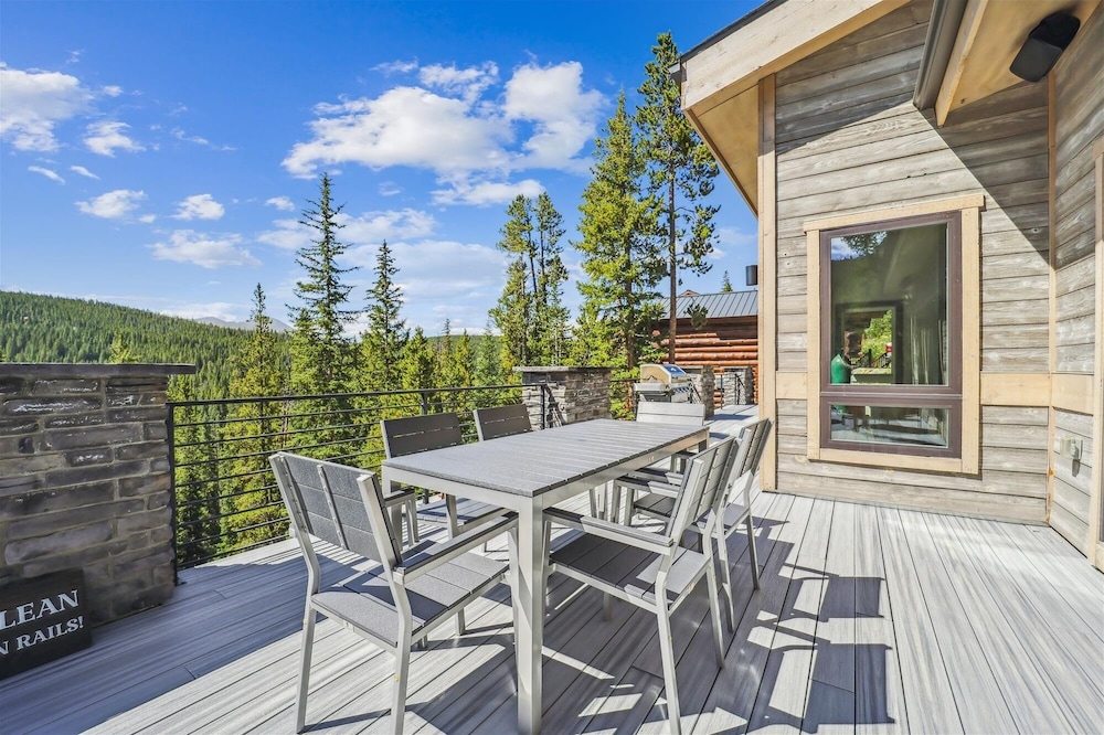 Golden Fox House 4 Bedroom Home by RedAwning