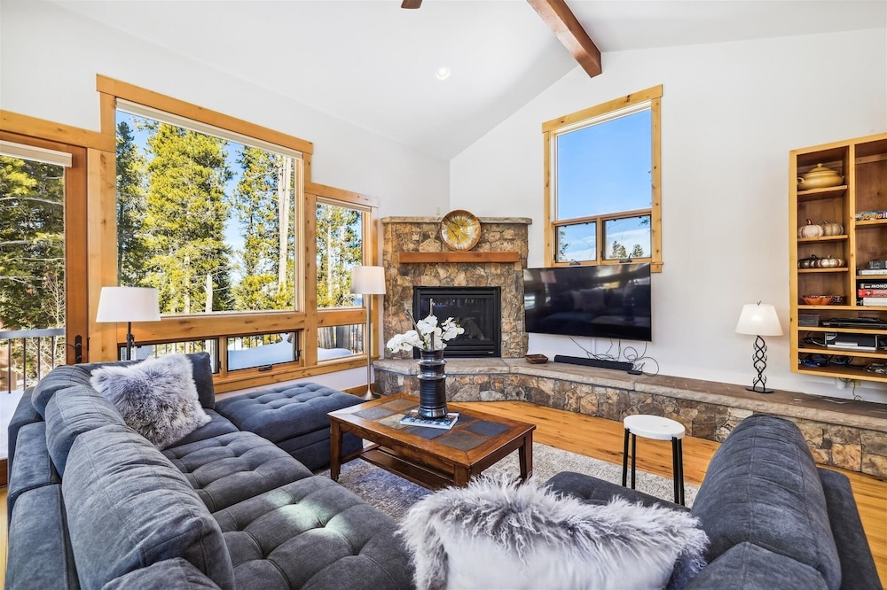 Lone Hand Lodge 4 Bedroom Home by RedAwning
