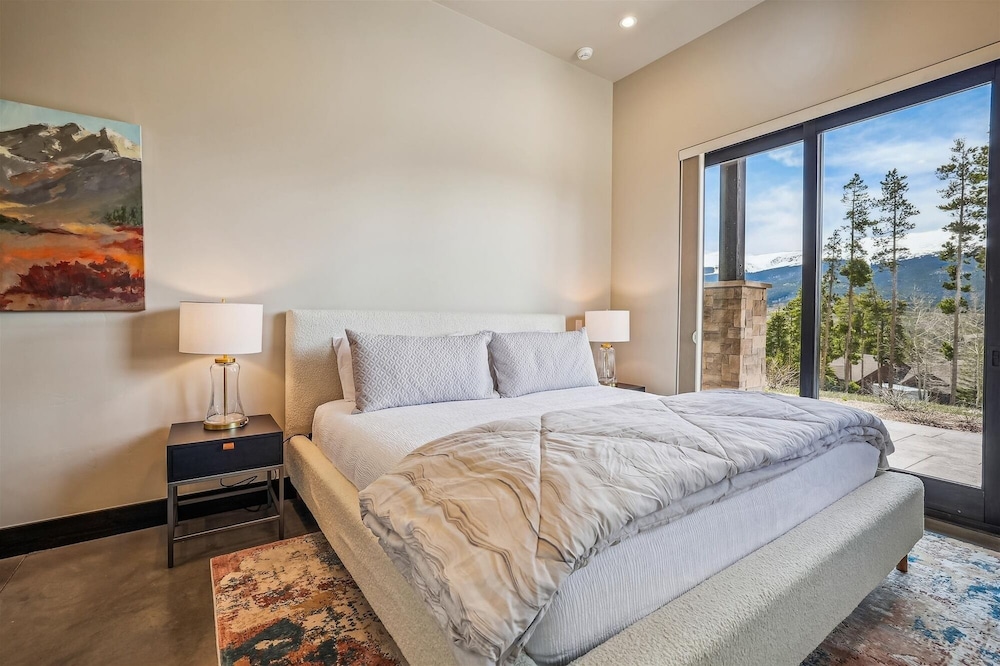 The Crowne Summit 6 Bedroom Home