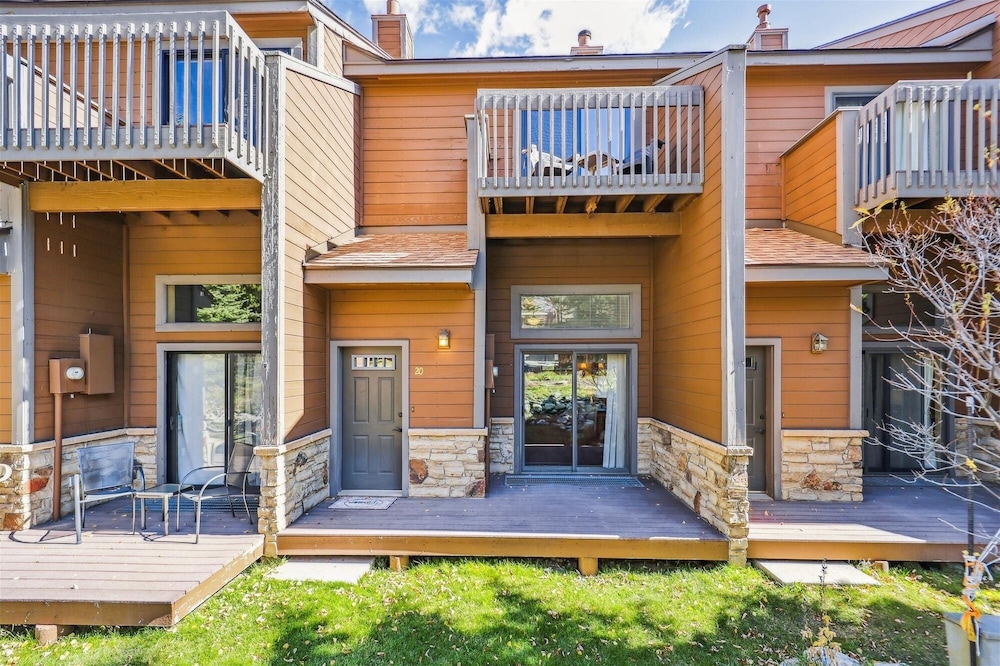 Winterpoint 20 2 Bedroom Townhouse by RedAwning