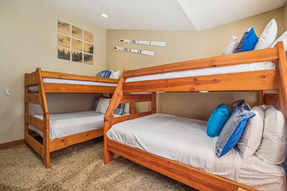 High Point Lodge 5 Bedroom Home by RedAwning