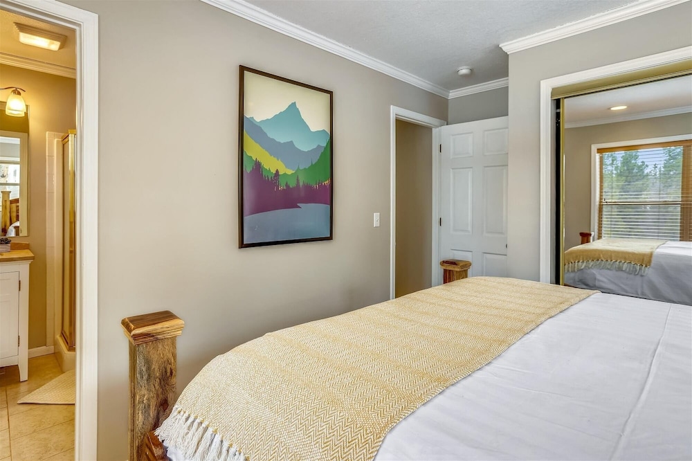 On The Rocks 4 Bedroom Home by RedAwning