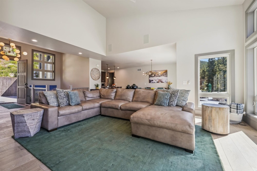 Golden Fox House 4 Bedroom Home by RedAwning
