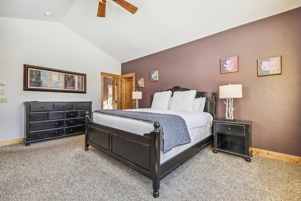 Lone Hand Lodge 4 Bedroom Home by RedAwning